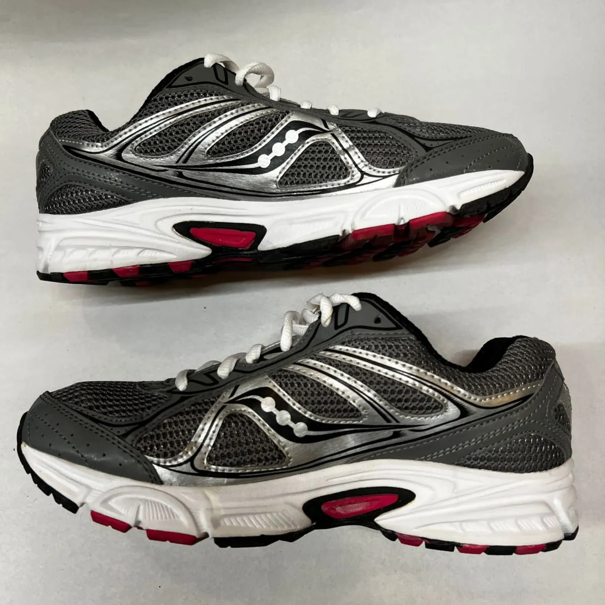 Women's Saucony •Cohesion 7• Running Shoe Grey/Silver/Pink Size 8 Wide - Preowned